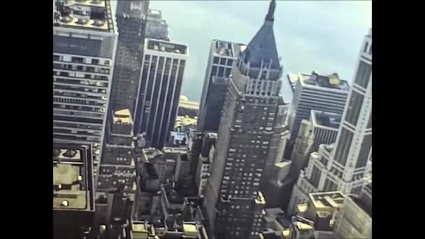 NEW YORK 1975: New Yorkse straten bekijken in het midden van de jaren 70 12 — Stockvideo