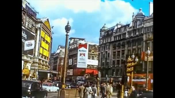ЛОНДОН, Великобритания 9 ИЮНЯ 1975: Улицы Лондона в повседневной жизни, занятые в середине 70-х, 4K оцифрованных кадров 10 — стоковое видео