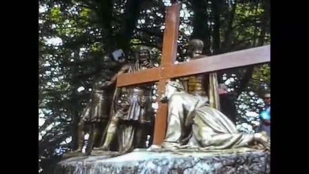 LOURDES, FRANCE 1974: 70 'lerin ortasında Lourdes' e dini hac — Stok video