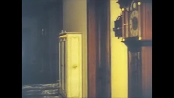 VILLANOVA DEL GHEBBO, ITALIA 1975: Interior de la antigua casa italiana — Vídeos de Stock