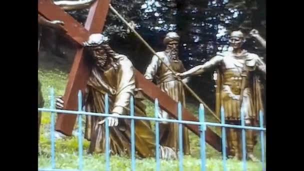 LOURDES, FRANCE 1974: 70 'lerin ortasında Lourdes' e dini hac — Stok video