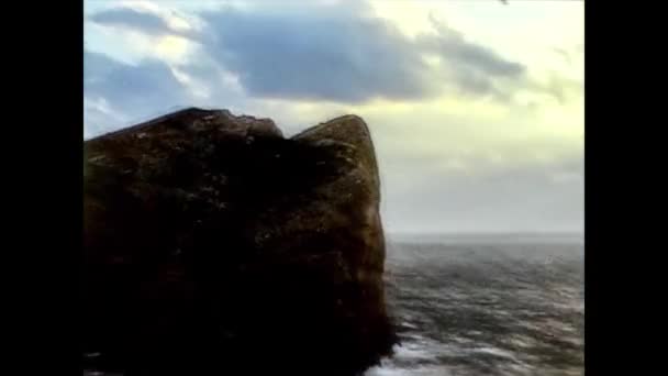 ALGHERO, ITÁLIA 1974: Vista do mar e costa rochosa em Alghero 2 — Vídeo de Stock