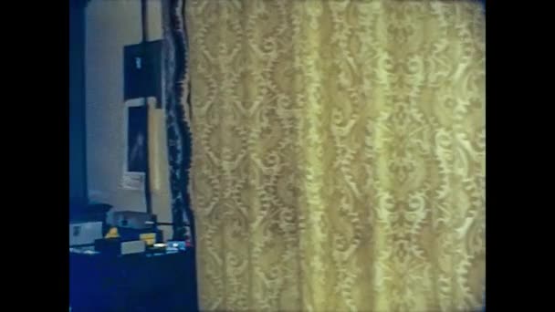 ВИЛЛАНОВА, ИТАЛИЯ 1975 г.: Мальчик говорит по радио. — стоковое видео