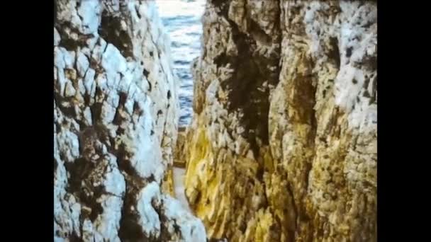 ALGHERO, ITALIË 1974: Gezicht op de Grotte di Nettuno op Sardinië 3 — Stockvideo