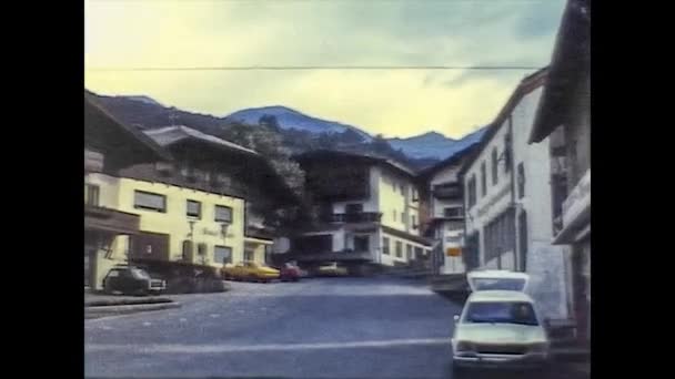BRAIES, ITALIEN 1974: Utsikt över Braies gator 1974 2 — Stockvideo
