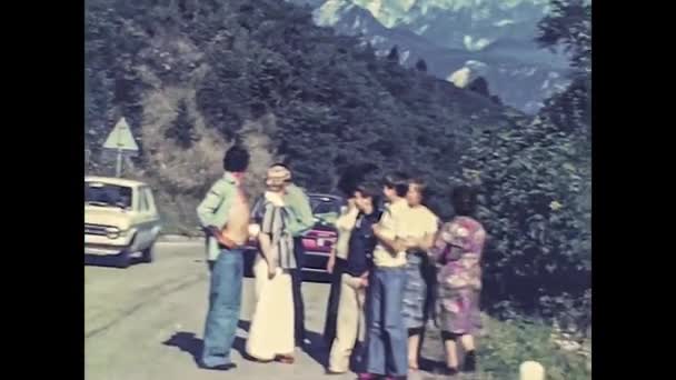 RIVA DEL GARDA 1976: Grupo de pessoas caminhando na natureza — Vídeo de Stock