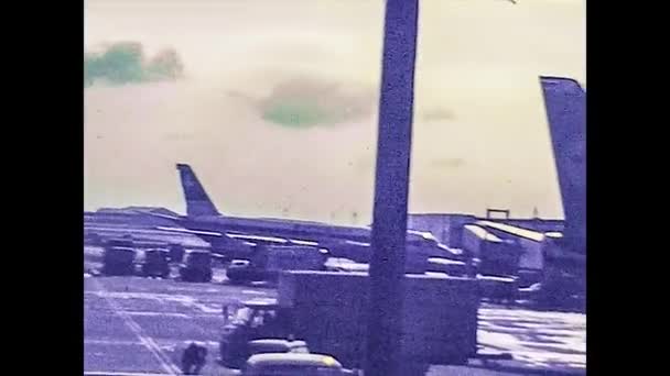 MAILAND 1976: Mailänder Flughafen mit beweglichen Flugzeugen Mitte der 70er Jahre 5 — Stockvideo