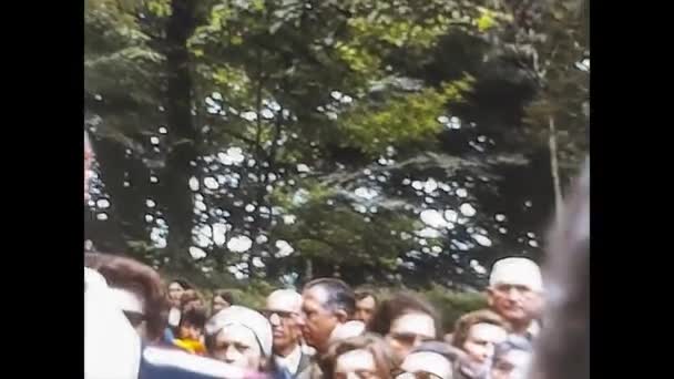 LOURDES, FRANKRIJK 1974: Religieuze pelgrimstocht naar Lourdes midden jaren zeventig — Stockvideo