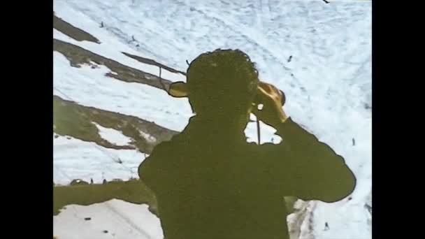 ALTA BADIA, İtalya 1972: adam dürbünden bakıyor — Stok video