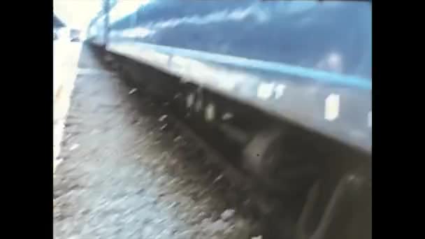 LOURDES, FRANCIA 1974: Personas que viajan en la estación de tren de Lourdes a mediados de los años 70 — Vídeos de Stock