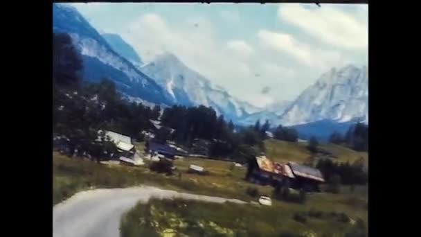 BRAIES, ITALIA 1974: Paisaje de verano de Dolomitas en Braies en 1974 10 — Vídeo de stock