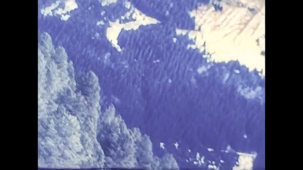 MADONNA DI CAMPIGLIO, ITALIA 1974: Dolomitas estación de esquí con la gente de vacaciones en 1974 — Vídeos de Stock