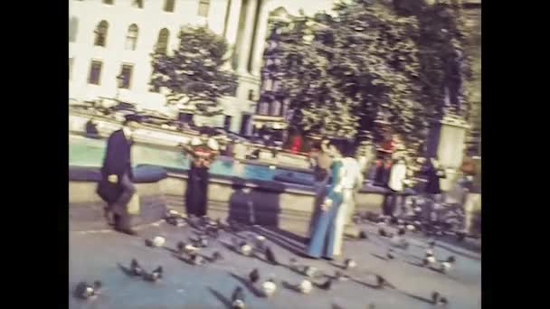 LONDON, UK 9 HAZİRAN 1975: Günlük hayatta Londra sokakları 70 'lerin ortasında, 4K Dijitalleştirilmiş görüntü 23 — Stok video