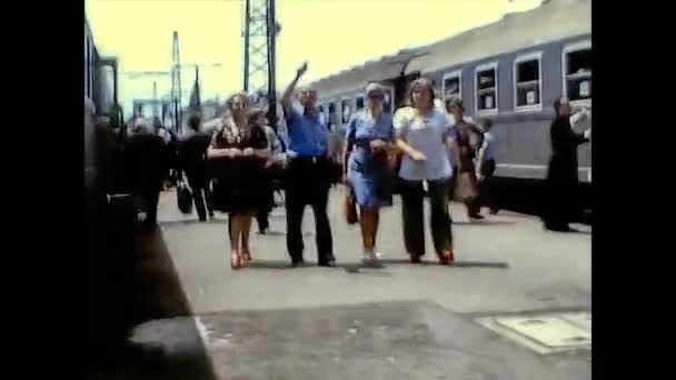 LOURDES, FRANCIA 1974: Personas que viajan en la estación de tren de Lourdes a mediados de los años 70 — Vídeo de stock