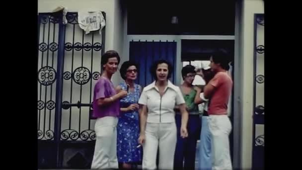 RIVA DEL GARDA 1976: People joke in group in a vintage footage — Stock Video