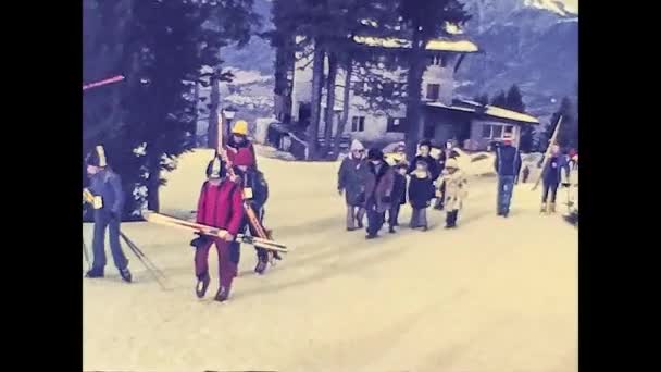 MADONNA DI CAMPIGLIO, ITALY 1974: Dolomites ski resort with people on vacation in 1974 — 图库视频影像