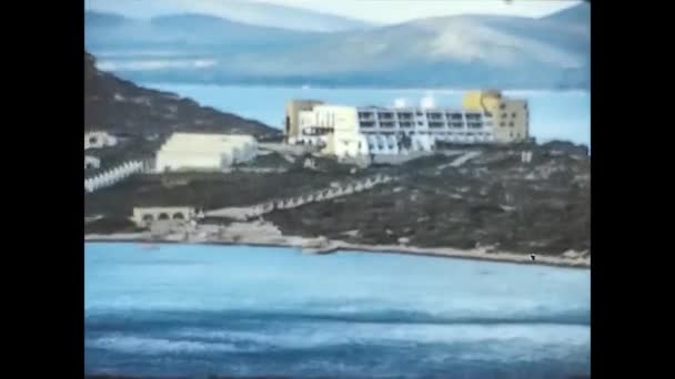 ALGHERO,イタリア1974:アルゲロ3の海と岩の海岸の眺め — ストック動画