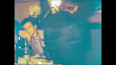 ROVİGO İTALYA 1976: 6 genç arkadaşla evde akşam yemeği