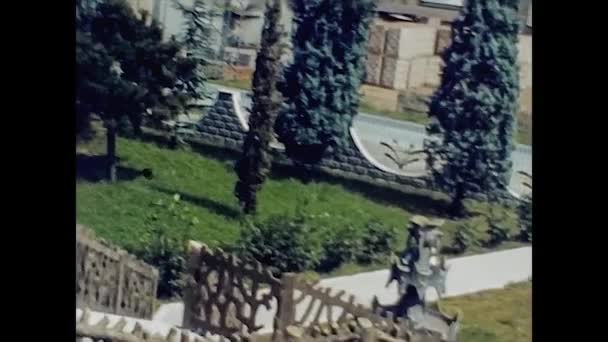 ITALIA 1975: Jardín con árboles — Vídeo de stock