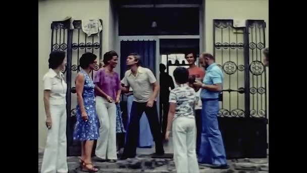 RIVA DEL GARDA 1976: People joke in group in a vintage footage 2 — Stock Video