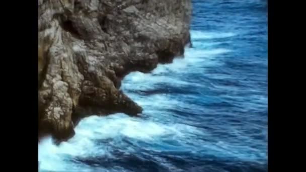 ALGHERO, ITALIA 1974: Vista del mar y la costa rocosa en Alghero 4 — Vídeos de Stock