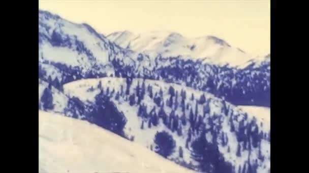 MADONNA DI CAMPIGLIO, ITALIA 1974: Dolomitas estación de esquí con la gente de vacaciones en 1974 — Vídeo de stock