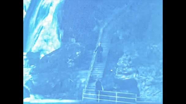 MADONNA DI CAMPIGLIO, ITÁLIA 1974: Cachoeiras sobre as Dolomitas na Itália em 1974 — Vídeo de Stock