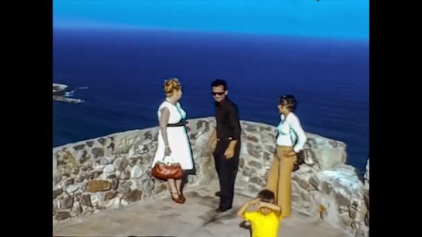 ALGHERO, WŁOCHY 1974: Ludzie na wakacjach na Sardynii 7 — Wideo stockowe