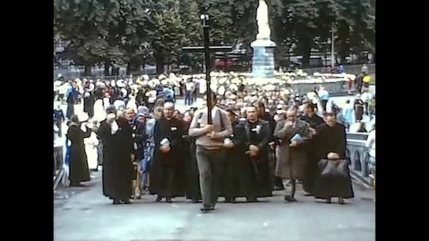 LOURDES, FRANCIE 1974: Náboženská pouť do Lurd v polovině 70. let — Stock video