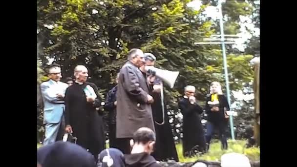 LOURDES, FRANKRIJK 1974: Religieuze pelgrimstocht naar Lourdes midden jaren zeventig — Stockvideo