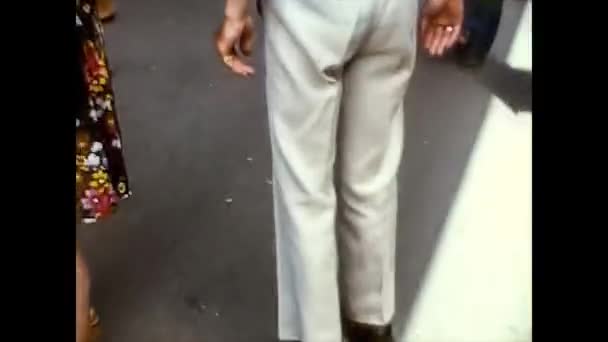 1974年（昭和49年）フランス・ロルデス- 70年代半ばにルルド駅を旅する人々 — ストック動画