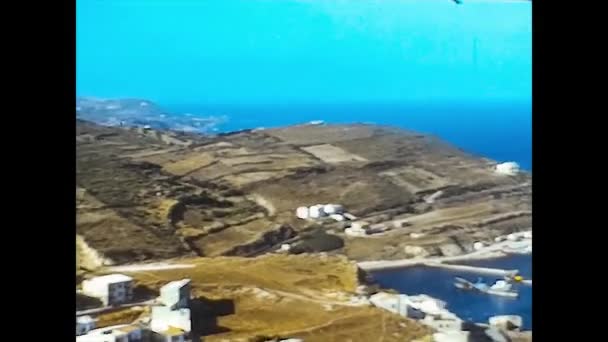 ALGHERO, ITALIA 1974: Veduta del mare e delle coste rocciose di Alghero 5 — Video Stock