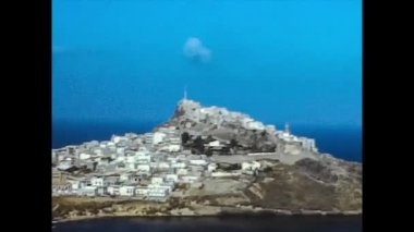 ALGHERO, İtalya 1974: Alghero 7 'deki deniz ve kayalık kıyı manzarası