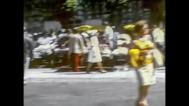 LOURDES, FRANCE 1974: 70 'lerin ortasında Lourdes' e dini hac