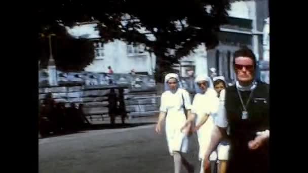 LOURDES, FRANCIE 1974: Náboženská pouť do Lurd v polovině 70. let — Stock video