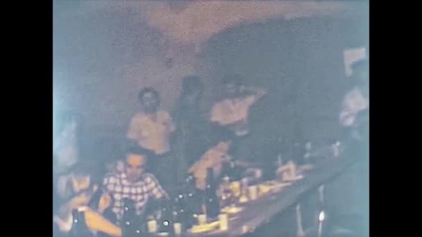 ФРАТТА ПОЛЕЗИНА, ІТАЛІЯ 1975 р.: вечеряйте з друзями й родичами в типовій бідній остерії або таверні в 70 - х роках 5 - го — стокове відео