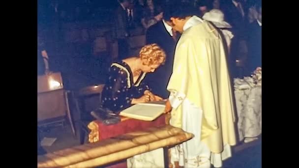 ROVIGO, ITÁLIA 1977: Cerimônia de casamento vintage 4 — Vídeo de Stock