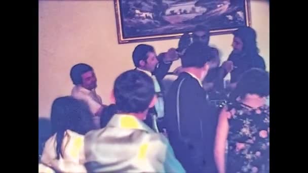 ROVİGO, İtalya 1975: 1975 'te restoranda İtalyan düğün yemeği — Stok video