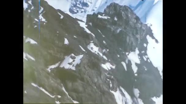 ALTA BADIA, ITALIEN 1972: Mann blickt durch Spiegelglas 2 — Stockvideo