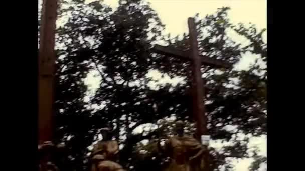 ЛУРДЕС, ФРАНЦИЯ, 1974 год: паломничество в Лурд в середине 70-х годов — стоковое видео