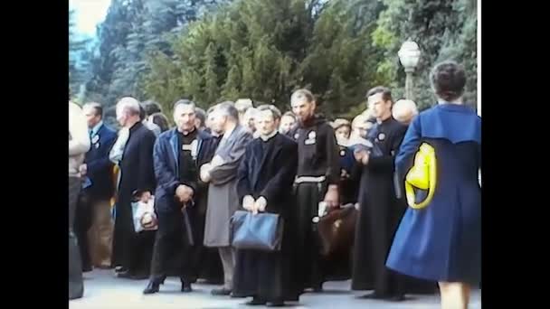 LOURDES, FRANÇA 1974: Peregrinação religiosa a Lourdes em meados dos anos 70 — Vídeo de Stock