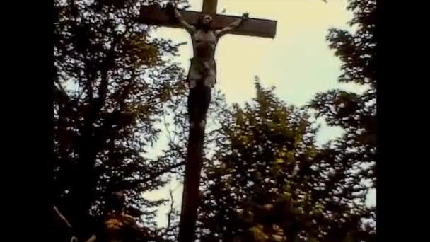 LOURDES, FRANCIA 1974: Peregrinación religiosa a Lourdes a mediados de los años 70 — Vídeo de stock