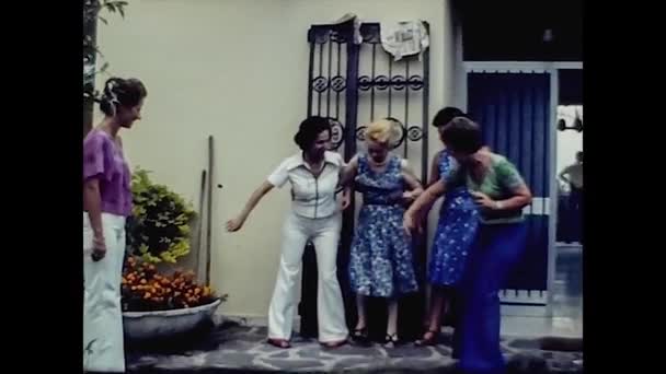 RIVA DEL GARDA 1976: Folk skämtar i grupp i en vintagefilm 7 — Stockvideo