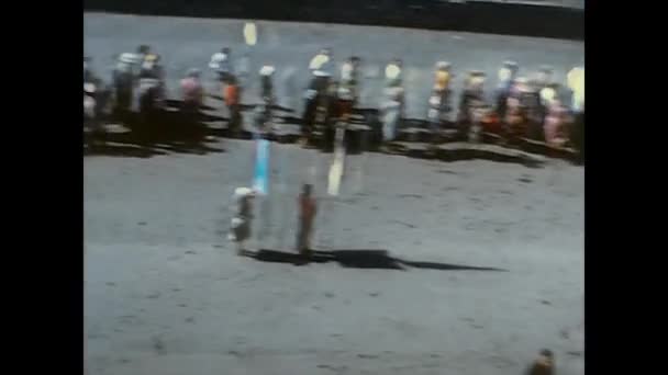 LOURDES, FRANCIA 1974: Pellegrinaggio religioso a Lourdes a metà degli anni '70 — Video Stock