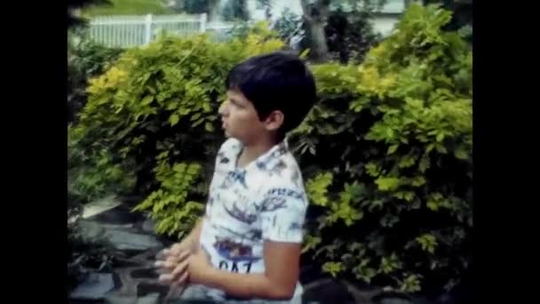RIVA DEL GARDA 1976:人々はヴィンテージ映像でグループで冗談11 — ストック動画