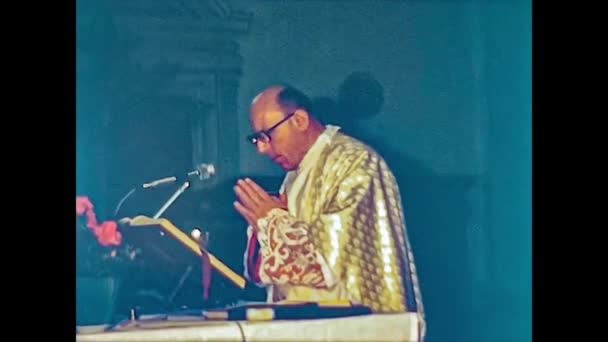 ROVIGO, ITALIA 1975: Ceremonia religiosa nupcial italiana en 1975 — Vídeos de Stock