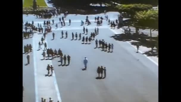 LOURDES, FRANCE 1974: 70 'lerin ortasında Lourdes' e dini hac — Stok video