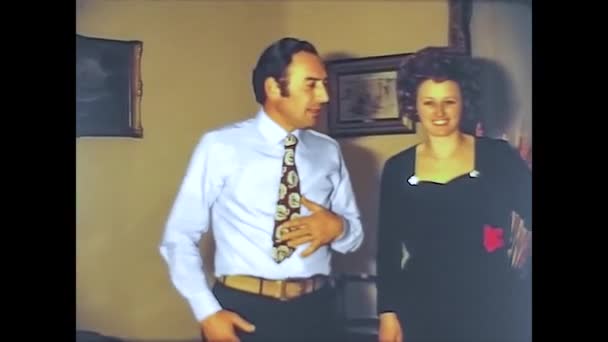 VILLANOVA DEL GHEBBO, ITALIA 1975: Momentos familiares en casa 7 — Vídeo de stock