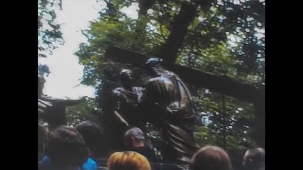 LOURDES, FRANCE 1974: 70 'lerin ortasında Lourdes' e dini hac — Stok video