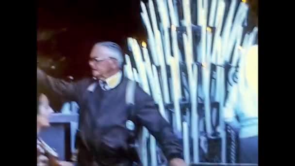 LOURDES, FRANCIA 1974: Peregrinación religiosa a Lourdes a mediados de los años 70 — Vídeos de Stock